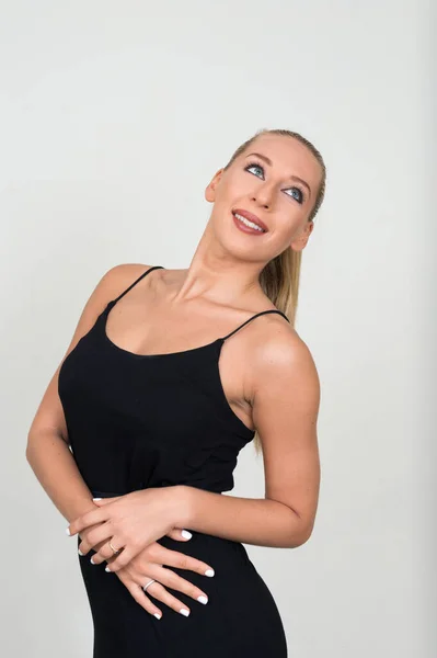Studio Skott Ung Vacker Blond Kvinna Mot Grå Bakgrund — Stockfoto