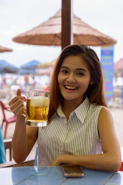 Porträtt Ung Vacker Asiatisk Turist Kvinna Sitter Restaurang Vid Stranden — Stockfoto