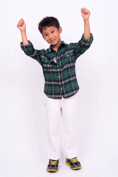 摄影室拍摄的可爱的亚洲男孩身穿绿色格子衬衫 背景为白色 — 图库照片