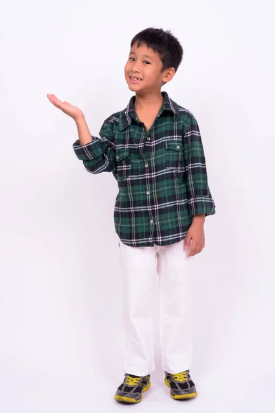 Зйомки Милого Азіатського Хлопчика Зеленій Сорочці Білому Фоні — стокове фото