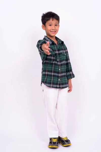 Зйомки Милого Азіатського Хлопчика Зеленій Сорочці Білому Фоні — стокове фото