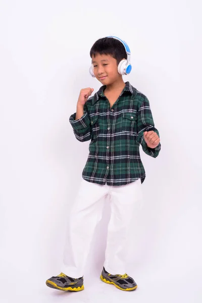 摄影室拍摄的可爱的亚洲男孩身穿绿色格子衬衫 背景为白色 — 图库照片