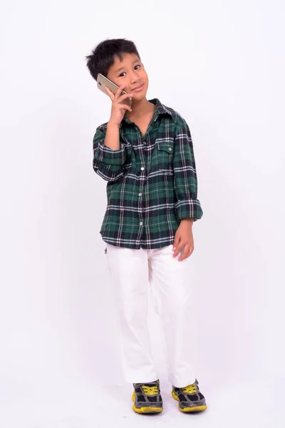 スタジオショットの可愛いですアジアの男の子身に着けている緑色のチェックシャツに白の背景 — ストック写真