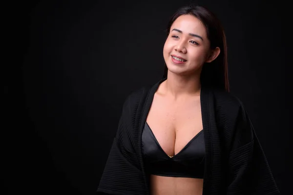 Studioaufnahme Einer Jungen Schönen Asiatischen Transgender Frau Vor Schwarzem Hintergrund — Stockfoto