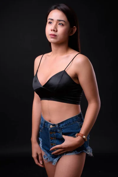 Studio Záběr Mladé Krásné Asijské Transgender Žena Proti Černému Pozadí — Stock fotografie