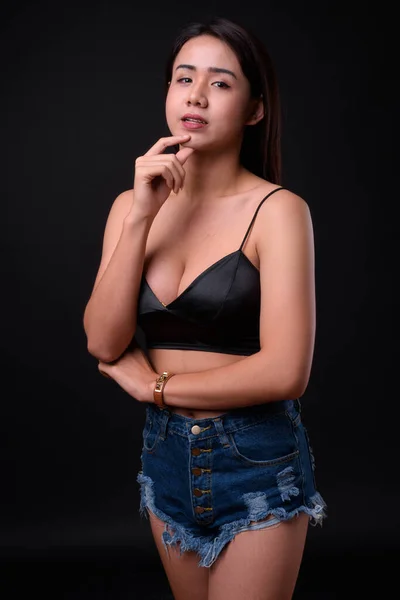 Studio Plan Jeune Belle Femme Transgenre Asiatique Sur Fond Noir — Photo