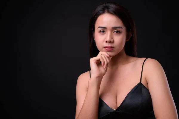 Studioaufnahme Einer Jungen Schönen Asiatischen Transgender Frau Vor Schwarzem Hintergrund — Stockfoto