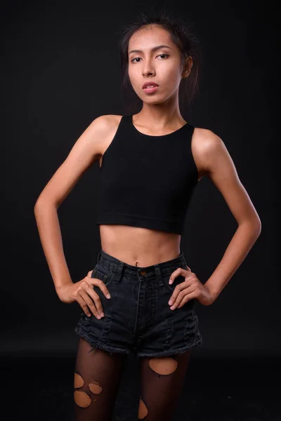 年轻美丽的亚洲变性人女性黑人背景的演播室照片 — 图库照片