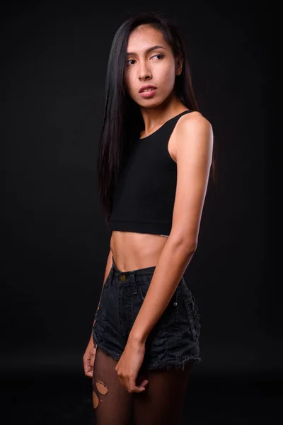 Estudio Tiro Joven Hermosa Mujer Transgénero Asiática Contra Fondo Negro — Foto de Stock