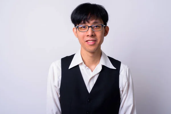 白い背景に 若いハンサムなアジア系のビジネスマンのスタジオ撮影 — ストック写真