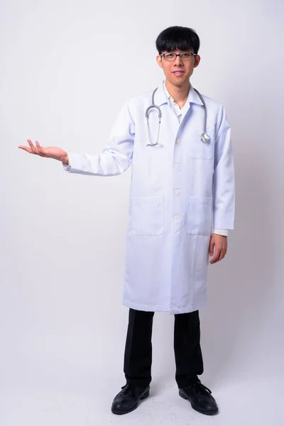 Estúdio Tiro Jovem Bonito Asiático Homem Médico Contra Fundo Branco — Fotografia de Stock