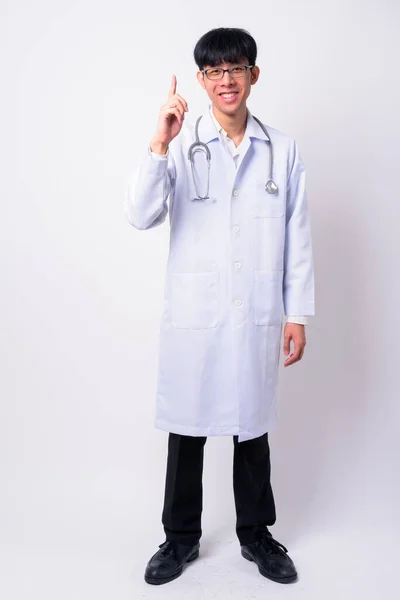 Estúdio Tiro Jovem Bonito Asiático Homem Médico Contra Fundo Branco — Fotografia de Stock
