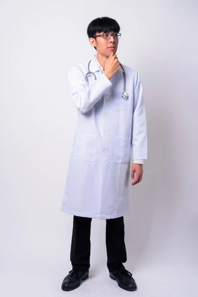 Studio Plan Jeune Beau Asiatique Homme Médecin Sur Fond Blanc — Photo