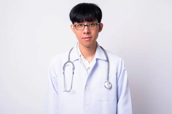 Studio Záběr Mladé Pohledné Asijské Muž Lékař Proti Bílému Pozadí — Stock fotografie
