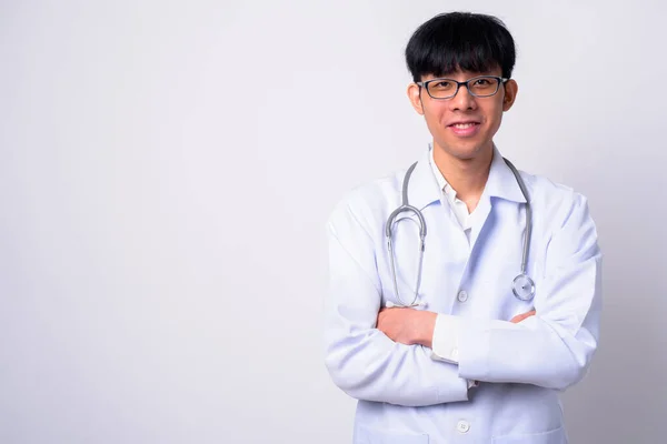 Estúdio Tiro Jovem Bonito Asiático Homem Médico Contra Fundo Branco — Fotografia de Stock