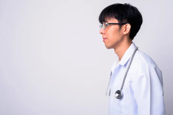 Beyaz Arka Planda Genç Yakışıklı Asyalı Bir Doktorun Stüdyo Fotoğrafı — Stok fotoğraf