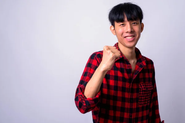 Studioaufnahme Eines Jungen Hübschen Asiatischen Hipsters Vor Weißem Hintergrund — Stockfoto