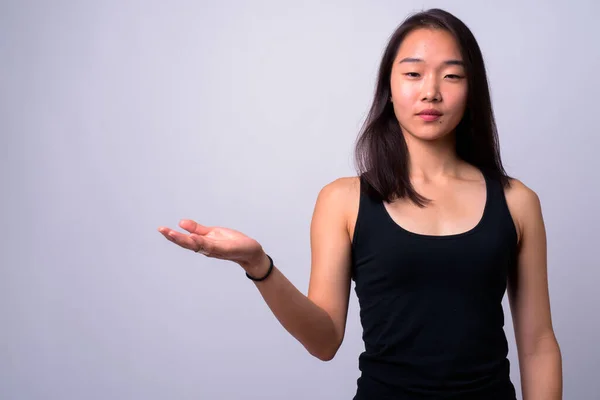 Studio Shot Van Jonge Mooie Chinese Vrouw Tegen Witte Achtergrond — Stockfoto