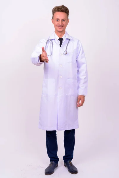 Estudio Hombre Guapo Médico Con Pelo Rubio Rizado Sobre Fondo —  Fotos de Stock