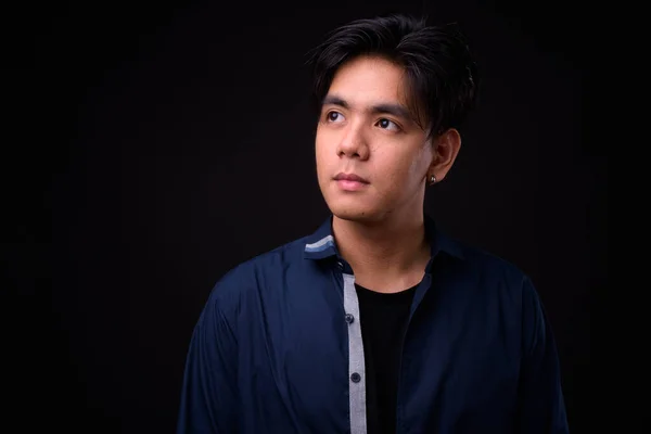 Studio Shot Van Jonge Knappe Filippijnse Man Tegen Zwarte Achtergrond — Stockfoto