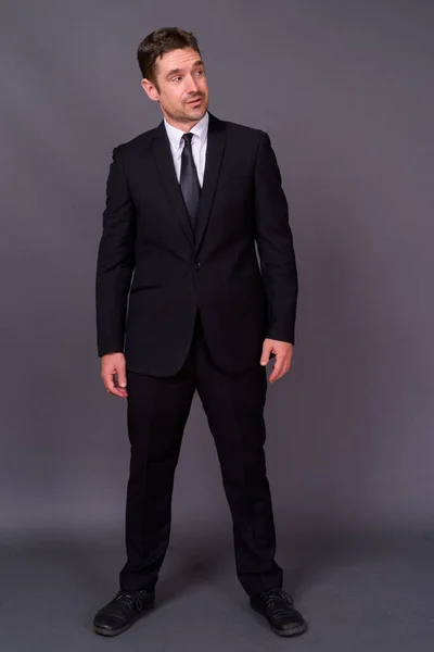 Studioaufnahme Eines Gutaussehenden Bärtigen Geschäftsmannes Anzug Vor Grauem Hintergrund — Stockfoto