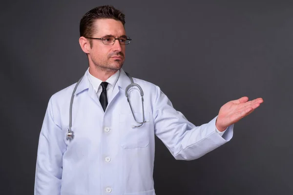 Estudio Disparo Guapo Barbudo Médico Hombre Con Gafas Sobre Fondo — Foto de Stock