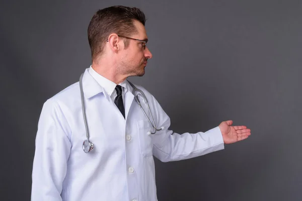 Estudio Disparo Guapo Barbudo Médico Hombre Con Gafas Sobre Fondo — Foto de Stock