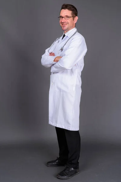 Студійний Знімок Красивого Бородатого Чоловіка Лікаря Окулярами Сірому Фоні — стокове фото