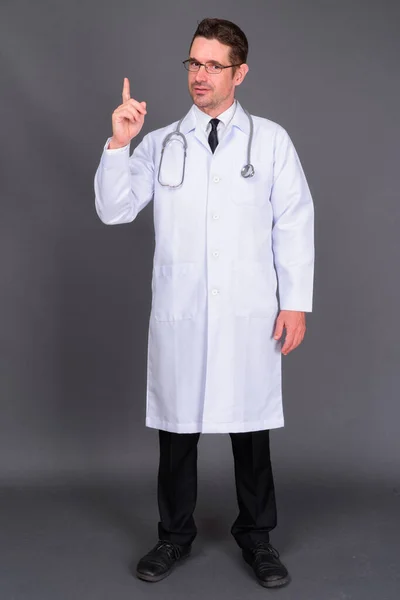 Studioaufnahme Eines Gutaussehenden Bärtigen Arztes Mit Brille Vor Grauem Hintergrund — Stockfoto