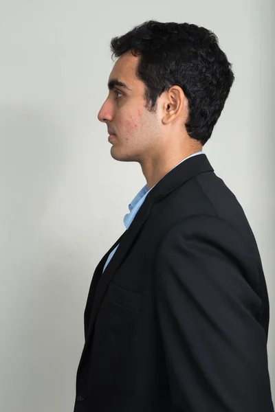 スタジオショットの若いハンサムなインドのビジネスマンのスーツに白の背景 — ストック写真