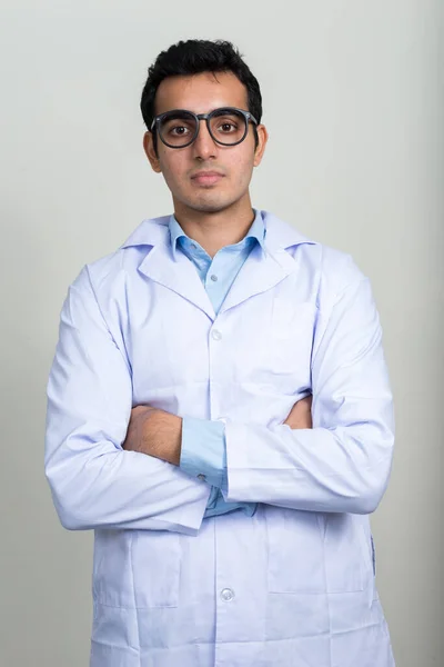 Studio Záběr Mladý Pohledný Indický Muž Lékař Proti Bílému Pozadí — Stock fotografie