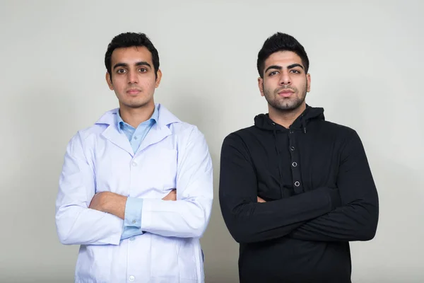 Зйомки Двох Молодих Індійських Чоловіків Лікаря Пацієнта Разом Проти Білого — стокове фото