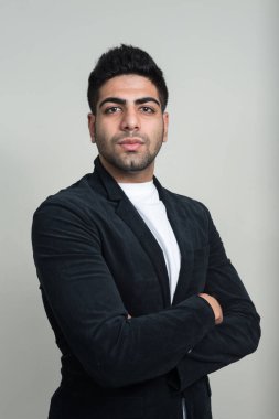 Genç yakışıklı sakallı Hintli işadamı beyaz arka plan stüdyo çekim