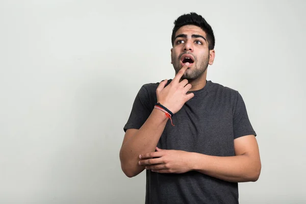 Estúdio Tiro Jovem Bonito Barbudo Indiano Homem Contra Fundo Branco — Fotografia de Stock