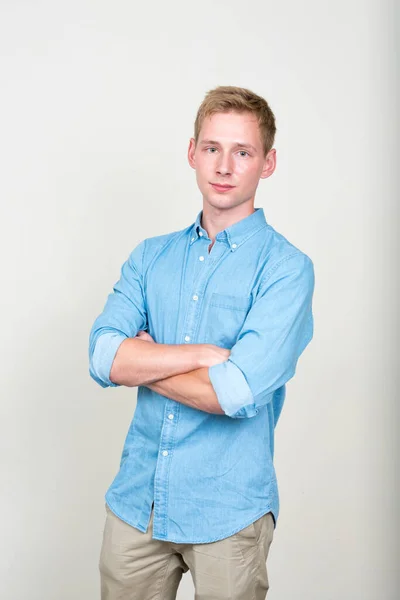 Studioaufnahme Eines Jungen Gutaussehenden Geschäftsmannes Mit Blonden Haaren Vor Weißem — Stockfoto