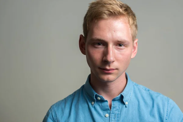 Studioaufnahme Eines Jungen Gutaussehenden Geschäftsmannes Mit Blonden Haaren Vor Weißem — Stockfoto