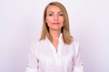 Beyaz arka planda sarı saçlı güzel bir iş kadınının stüdyo fotoğrafı.