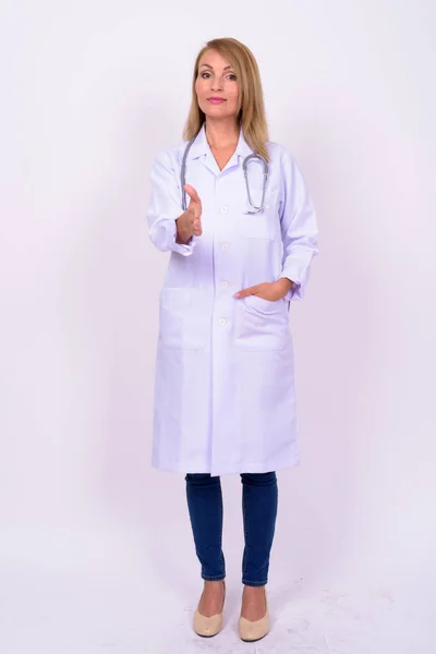 Estudio Mujer Hermosa Médico Con Pelo Rubio Sobre Fondo Blanco —  Fotos de Stock