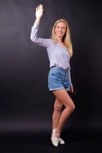 Studio Shot Van Mooie Vrouw Met Blond Haar Dragen Slimme — Stockfoto