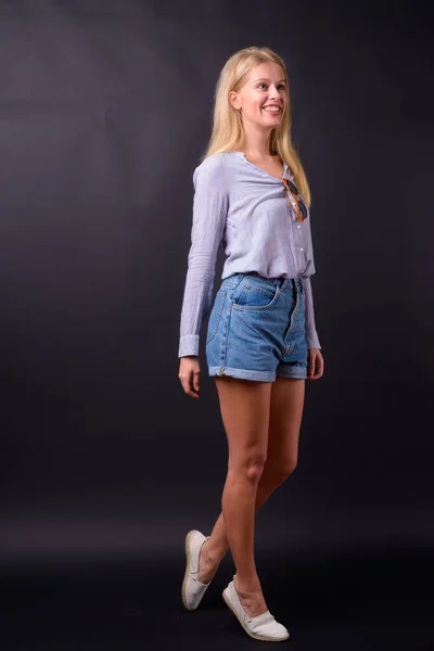 Studio Shot Van Mooie Vrouw Met Blond Haar Dragen Slimme — Stockfoto