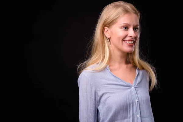 Studio Shot Van Mooie Vrouw Met Blond Haar Dragen Slimme — Stockfoto