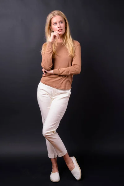 Studio Shot Van Mooie Vrouw Met Blond Haar Dragen Trui — Stockfoto