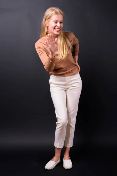 Studio Shot Van Mooie Vrouw Met Blond Haar Dragen Trui — Stockfoto