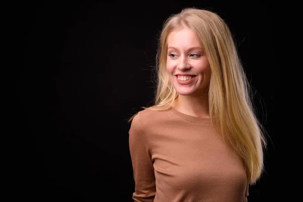 Studio Shot Van Mooie Vrouw Met Blond Haar Dragen Trui — Stockfoto
