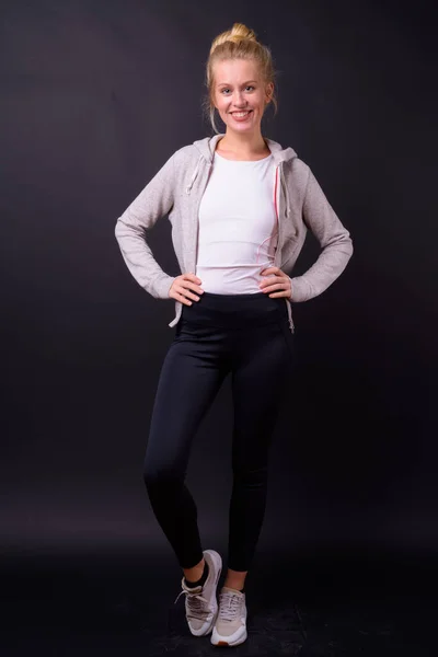 Estudio Foto Hermosa Mujer Con Pelo Rubio Listo Para Gimnasio — Foto de Stock