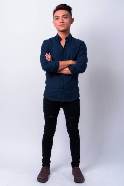 Genç Asyalı iş adamının beyaz arka plandaki stüdyo görüntüleri