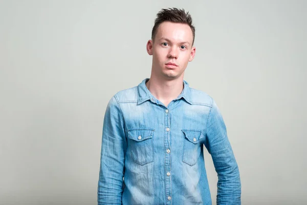 Estúdio Tiro Jovem Vestindo Camisa Jeans Contra Fundo Branco — Fotografia de Stock