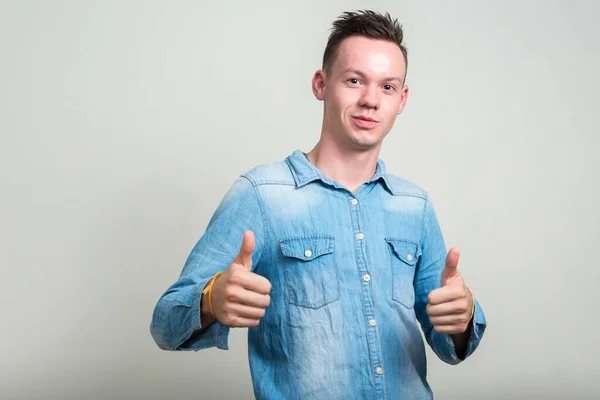 Studio Colpo Giovane Uomo Che Indossa Camicia Jeans Contro Sfondo — Foto Stock