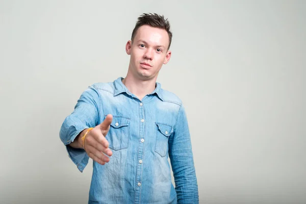 Estúdio Tiro Jovem Vestindo Camisa Jeans Contra Fundo Branco — Fotografia de Stock