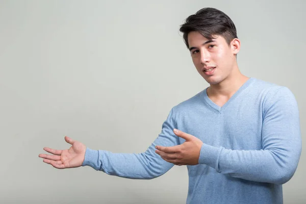 Estudio Disparo Joven Guapo Multi Étnico Hombre Sobre Fondo Blanco — Foto de Stock